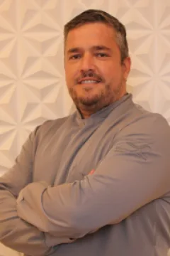 Dr. Bernardo Campos Machado, cirurgião-dentista, no ensaio da equipe da Odontologia Premier