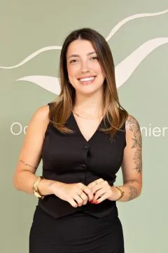 Dra. Camila Carl, responsável técnica, no ensaio da equipe da Odontologia Premier