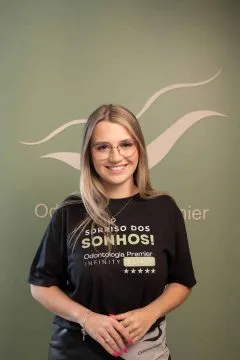 Gabrielle Plebani, central de relacionamento com o cliente, no ensaio da equipe da Odontologia Premier