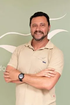 Max Juarez, protético, no ensaio da equipe da Odontologia Premier