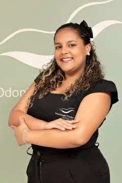 Syanne Bianca Lopes de Jesus, concierge e recepcionista, no ensaio da equipe da Odontologia Premier
